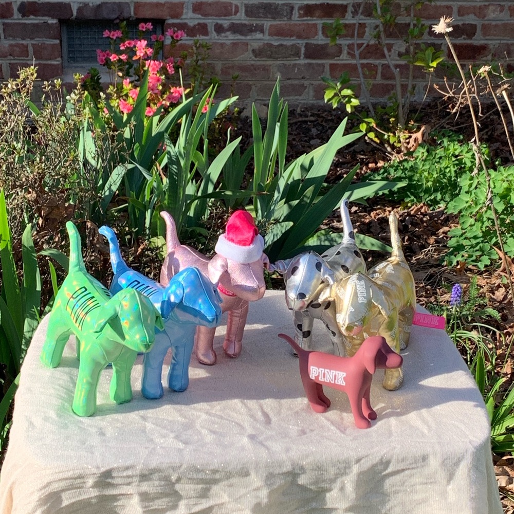 6 collectible Victoria’s Secret Pink dogs!